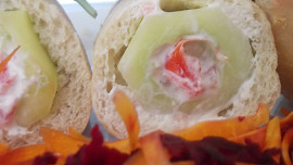 Plněné bagety s okurkou, sýrovou směsí a  mrkví