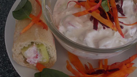 Plněné bagety s okurkou, sýrovou směsí a  mrkví