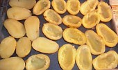 Plněné brambory s dvěma druhy sýrů a zakysanou smetanou, vydlabané brambory