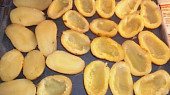 Plněné brambory s dvěma druhy sýrů a zakysanou smetanou, vydlabané brambory