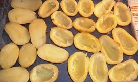 Plněné brambory s dvěma druhy sýrů a zakysanou smetanou