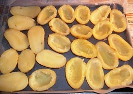 Plněné brambory s dvěma druhy sýrů a zakysanou smetanou (vydlabané brambory)