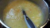 Polévka z vloček, čínského zelí a brambor