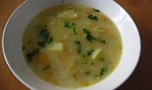 Polévka z vloček, čínského zelí a brambor
