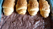 Pudinkový koláč z croissantů