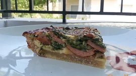 Quiche se spenatem a klobaskou
