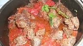 Rajčatová omáčka s mletým masem,  těstovinami a parmazánem