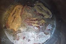 potřeme hořčicí a osmahneme
