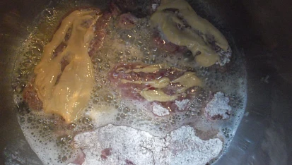 Roštěnky s hořčicí na hříbkách,se smetanou, potřeme hořčicí a osmahneme