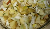Šalvějí marinované brambory s cibulí, jablky a kousky celeru
