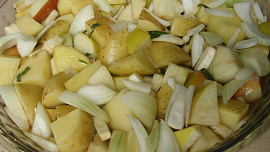 Šalvějí marinované brambory s cibulí, jablky a kousky celeru