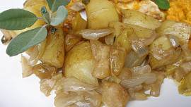 Šalvějí marinované brambory s cibulí, jablky a kousky celeru