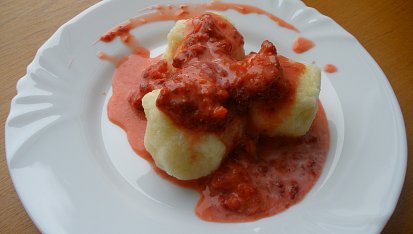 Sněhové tvarohové knedlíky s ovocem, Tvarohové hrudky s jahodovou omáčkou