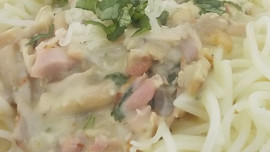 Špagety s chutnou omáčkou z uzených stehen a hub