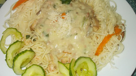 Špagety s chutnou omáčkou z uzených stehen a hub