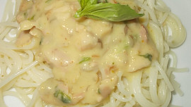 Špagety s chutnou omáčkou z uzených stehen a hub