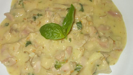 Špagety s chutnou omáčkou z uzených stehen a hub