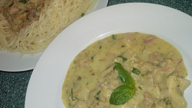 Špagety s chutnou omáčkou z uzených stehen a hub