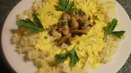 Těstoviny s domácí kari - sýrovou omáčkou a hlívou ústřičnou