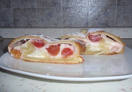 Vanilkový závin s třešněmi