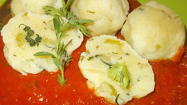 Bylinkovo-tvarohové knedlíky s rajskou