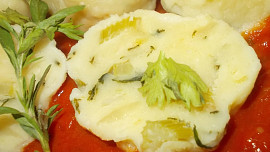 Bylinkovo-tvarohové knedlíky s rajskou