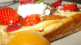 Jemný dezert s pudingovým tvarohem a meruňkami