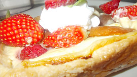 Jemný dezert s pudingovým tvarohem a meruňkami