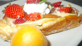 Jemný dezert s pudingovým tvarohem a meruňkami