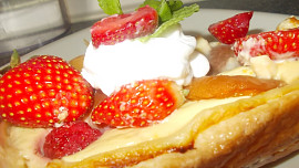 Jemný dezert s pudingovým tvarohem a meruňkami