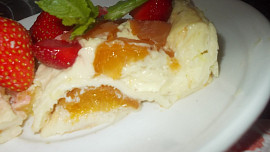 Jemný dezert s pudingovým tvarohem a meruňkami