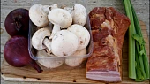 Vepřová líčka v pikantní marinádě, suroviny si nakrájíme,jak je uvedeno v postupu