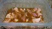 Vepřové se zeleninkou v jednom hrnci a mikrovlnce, v marinádě