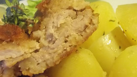 Smažené,  vepřové řízky z krkovičky v bylinkách