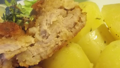 Smažené,  vepřové řízky z krkovičky v bylinkách