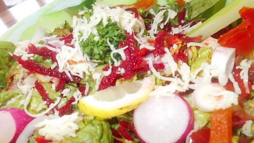 Zdravý  barevný  salát z několika druhů zeleniny