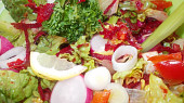 Zdravý  barevný  salát z několika druhů zeleniny
