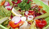 Zdravý  barevný  salát z několika druhů zeleniny