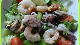 Zeleninový salát s mořskými plody