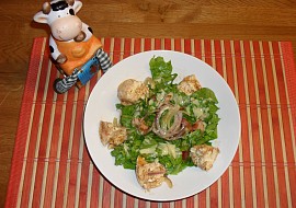 Zeleninový salát s nakládaným Hermelínem