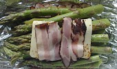 Zelený chřest s anglickou slaninou (Suroviny v uvedeném pořadí rozložíme na alobal)