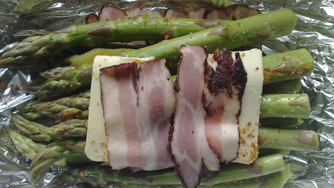 Zelený chřest s anglickou slaninou, Suroviny v uvedeném pořadí rozložíme na alobal
