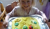 Zkouška dortu k narozeninám (fotka s dortem u starší dcery)