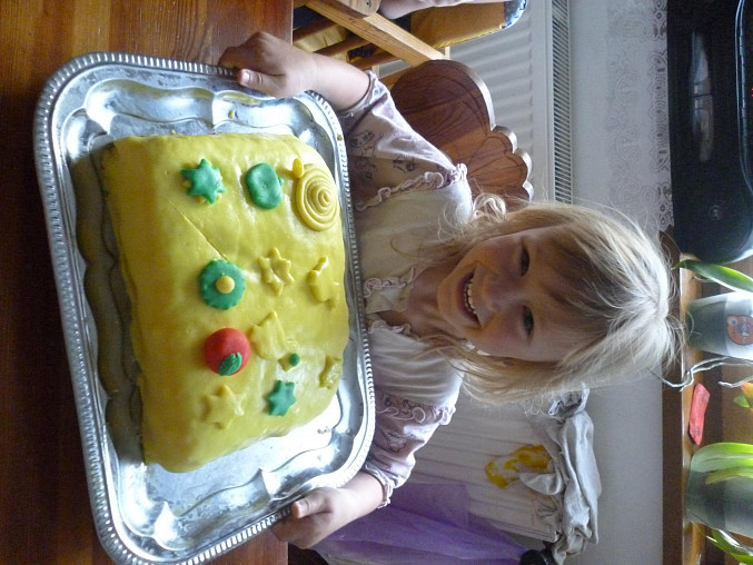 Zkouška dortu k narozeninám, fotka s dortem u starší dcery