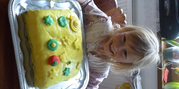 Zkouška dortu k narozeninám (fotka s dortem u starší dcery)