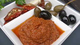 Červené pesto ze sušených rajčat