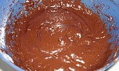 Čokoládový dort z čokolády, do moučné směsi vmícháme máslovočokoládovou