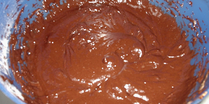 Čokoládový dort z čokolády (do moučné směsi vmícháme máslovočokoládovou)