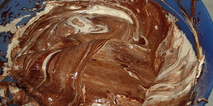 Čokoládový dort z čokolády (pak po částech vmícháváme sníh)