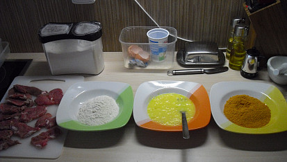 "Dietní" řízečky se šťouchanými bramborami a okurkovým salátem